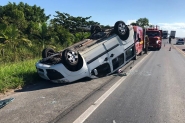 Carros colidem e capotam na BR-470, em Ilhota
