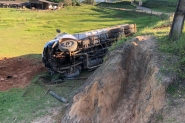 Caminh�o tomba na Estrada Geral da Boa Vista e motorista fica ferido