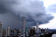 Nuvem 'cumulonimbus' é registrada em Itajaí