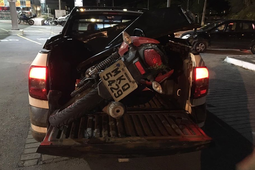 Jovem fica ferido em acidente entre carro e moto em Gaspar