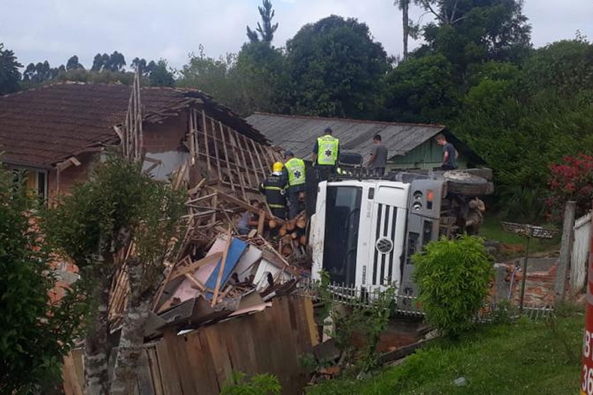 Caminhão cai em cima de casa e menino fica uma hora e meia preso sob entulhos em SC