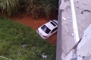 Carro despenca de ponte no bairro Po�o Grande, em Gaspar