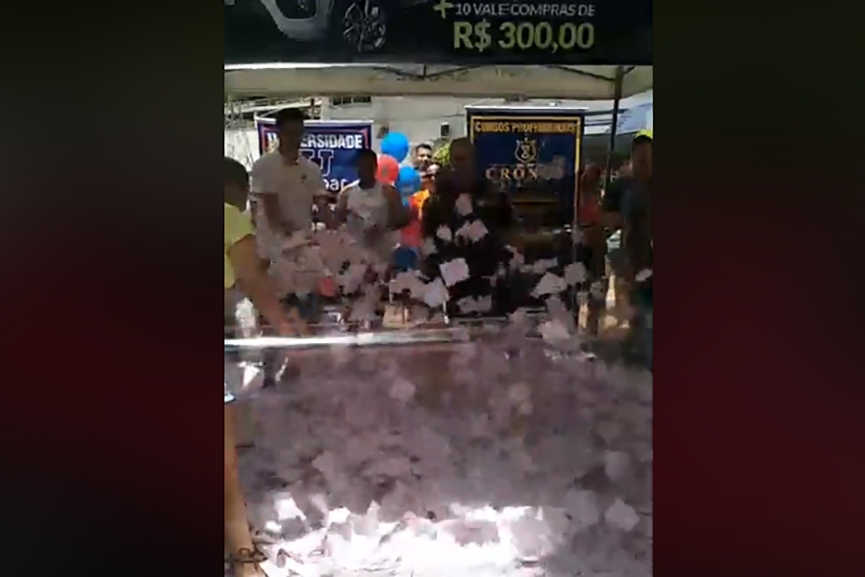 Cliente da Point Cal�ados ganha carro 0km da campanha da CDL de Gaspar