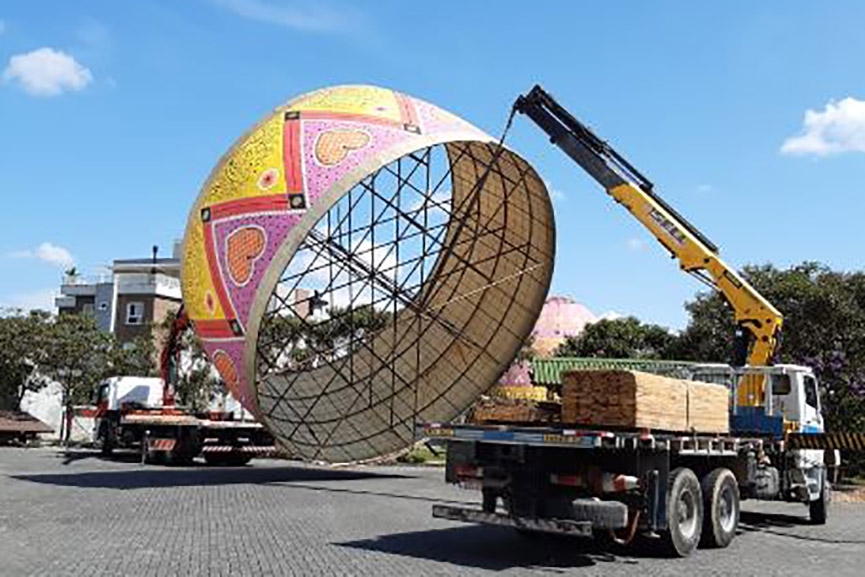 Come�a a montagem do ovo de p�scoa gigante em Pomerode