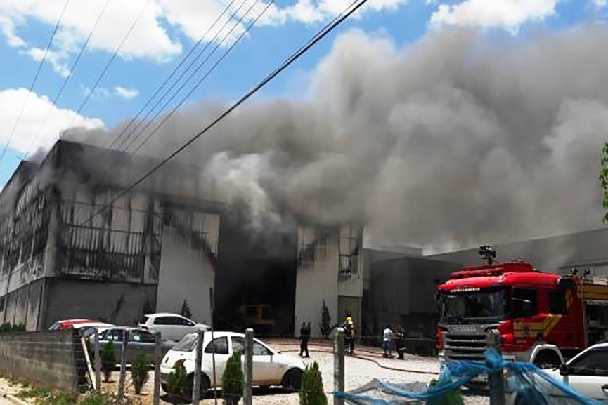Grande inc�ndio atinge tinturaria em Brusque