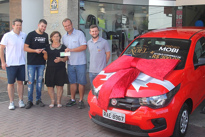 CDL de Gaspar entrega carro zero quil�metro para vencedora da campanha de Natal