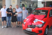 CDL de Gaspar entrega carro zero quil�metro para vencedora da campanha de Natal