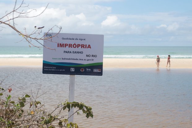 Placas de balneabilidade sofrem vandalismo no Litoral catarinense 