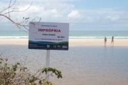 Placas de balneabilidade sofrem vandalismo no Litoral catarinense