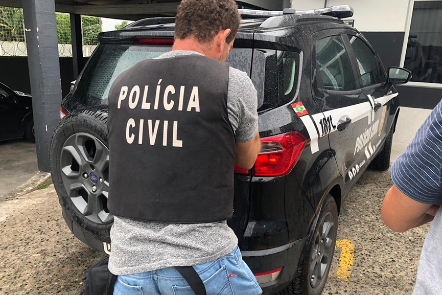 Suspeitos em roubo de carga de cigarros s�o presos em Itaja�