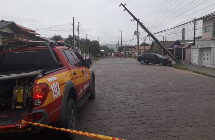 Mulher perde controle de carro e colide contra poste no Coloninha, em Gaspar