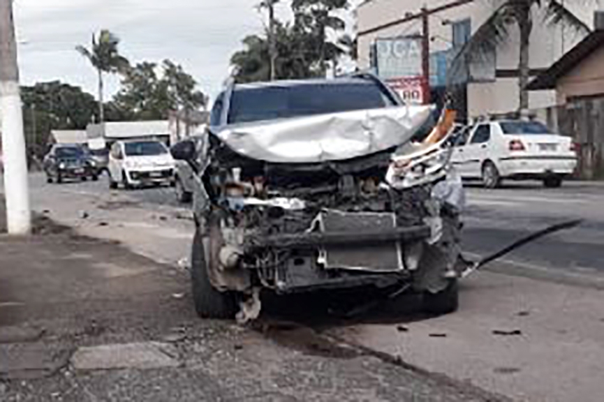 Colis�o traseira entre carro e caminh�o resulta em danos materiais em Ilhota