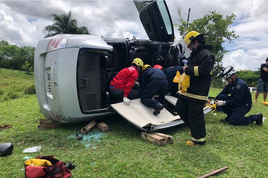 Capotamento deixa duas mulheres feridas no bairro Pocinho, em Ilhota