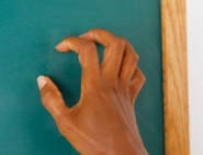 Por que o som de unhas raspando em uma lousa causa calafrios?