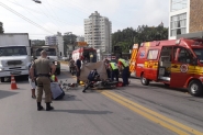 Colisão entre moto e bicicleta deixa três pessoas feridas na rua Dr. Nereu Ramos, em Gaspar