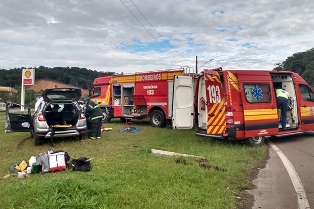 Carro e caminh�o colidem na BR-470, em Gaspar