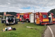 Carro e caminhão colidem na BR-470, em Gaspar