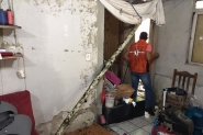 Árvore cai em cima de casa no bairro Gasparinho
