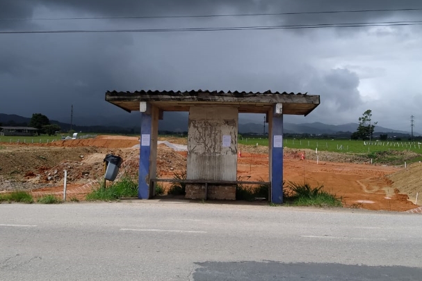 Ponto de �nibus � desativado na Rodovia Ivo Silveira