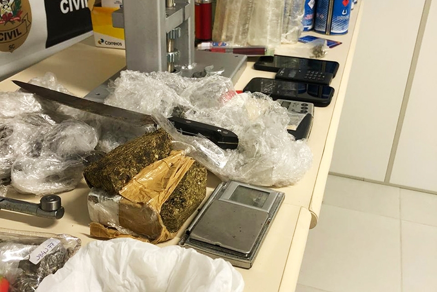 Quatro pessoas s�o detidas em BC e Itapema por tr�fico e lavagem de dinheiro