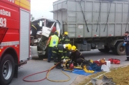 Caminhões da mesma empresa colidem e homem fica ferido em Gaspar