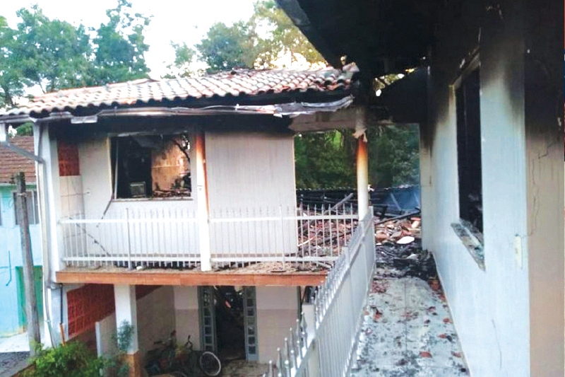 Família que perdeu casa em incêndio promove bazar e pastelada no sábado