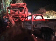 Carro e caminh�o pegam fogo em batida na BR-470, em Ilhota