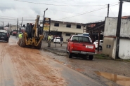 Tampa de ca�amba abre e caminh�o espalha barro em ruas de Gaspar