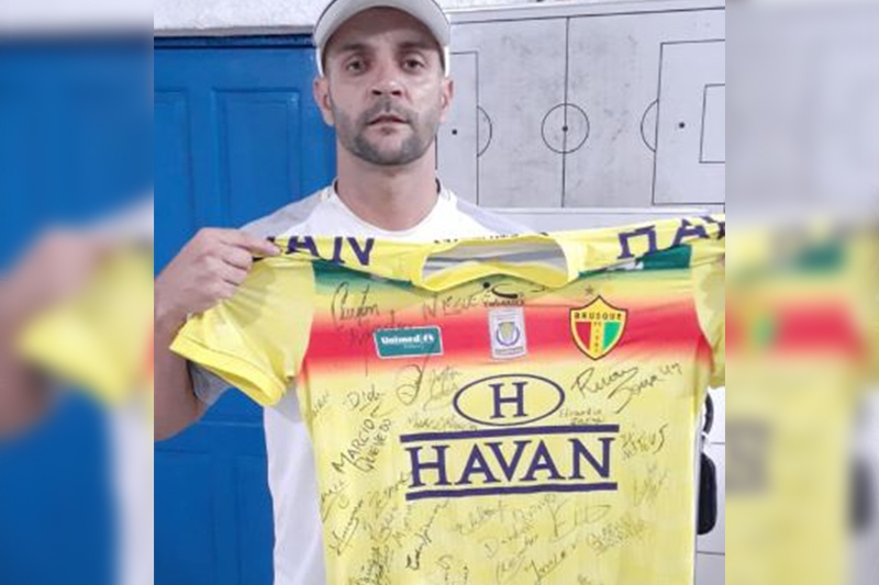 Leil�o de camisa do Brusque FC em prol de gasparense com defici�ncia 
