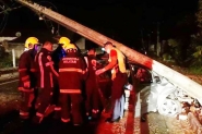 Poste cai em cima de carro ap�s acidente no bairro Gasparinho