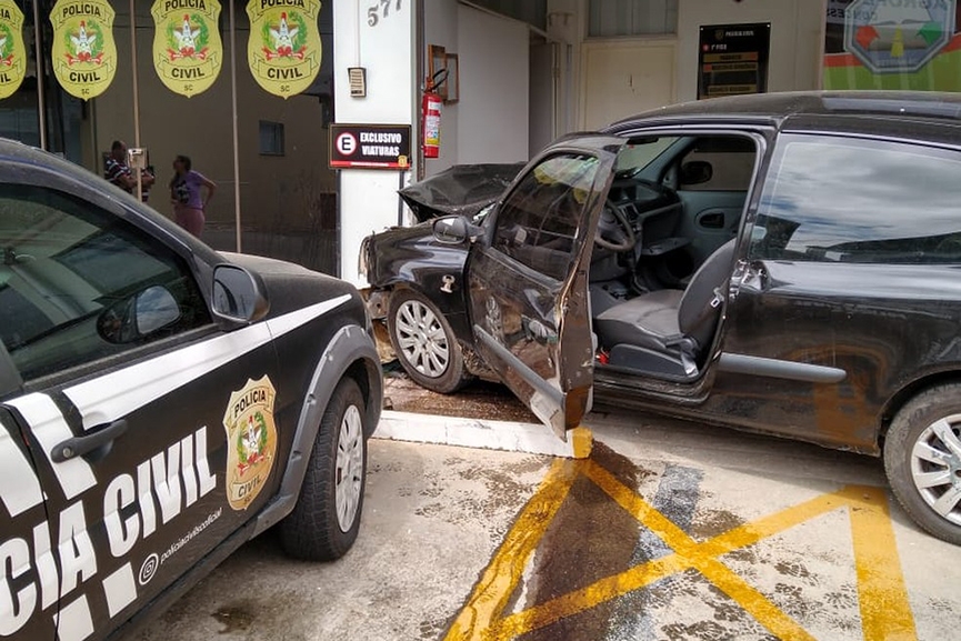 Homem morre ap�s colidir carro contra pr�dio de delegacia em Rio Negrinho