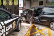 Homem morre ap�s colidir carro contra pr�dio de delegacia em Rio Negrinho