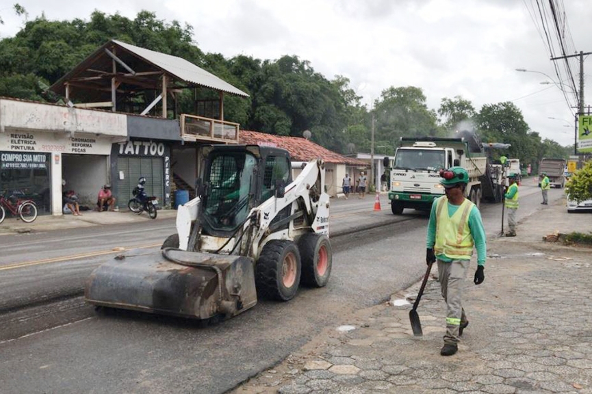 Come�a a revitaliza��o do Centro de Ilhota e tr�nsito fica em meia pista