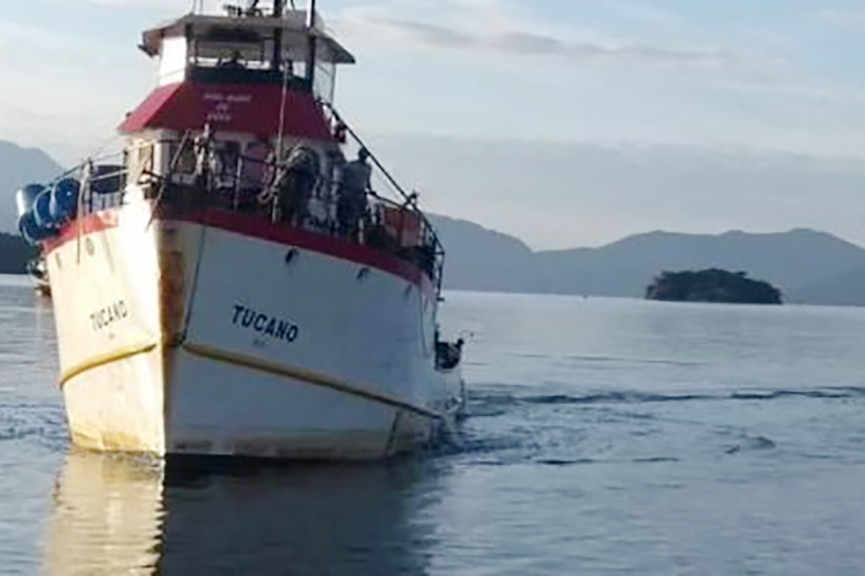 Barco pesqueiro de Itaja� afunda no Paran� com 24 tripulantes