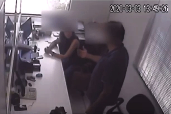 V�deo mostra homem agredindo ex-mulher em Blumenau