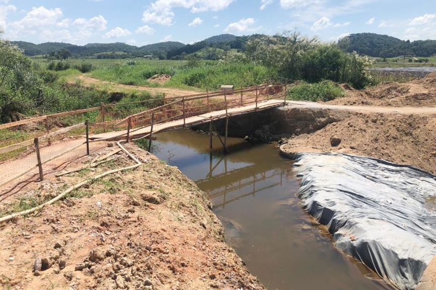 Empres�rios e moradores reclamam de obra parada no Gaspar Mirim