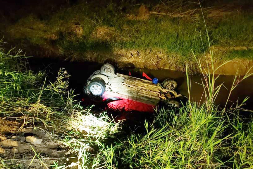 Carro cai em ribeir�o e bombeiros de Ilhota salvam homem que ficou preso pelo cinto