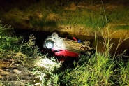 Carro cai em ribeir�o e bombeiros de Ilhota salvam homem que ficou preso pelo cinto