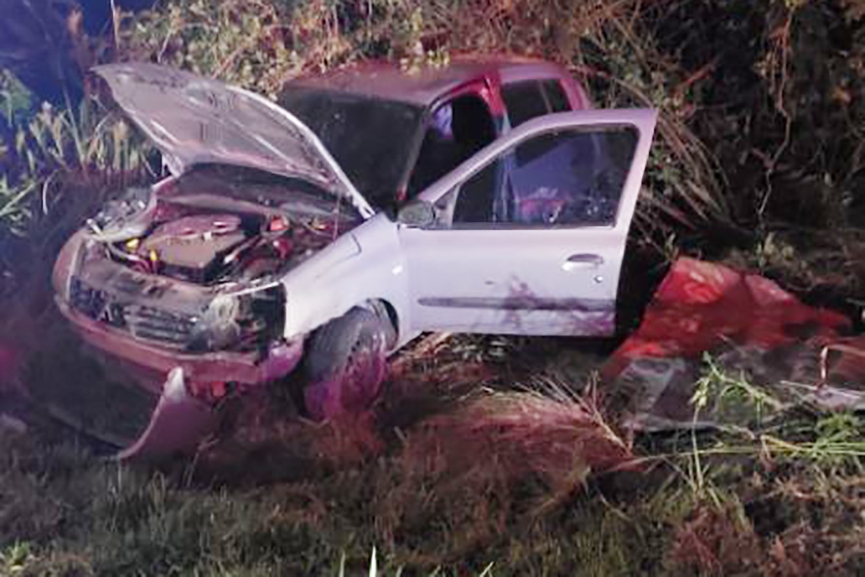 Motorista perde controle e colide carro contra �rvores na BR-470, em Ilhota