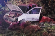 Motorista perde controle e colide carro contra �rvores na BR-470, em Ilhota