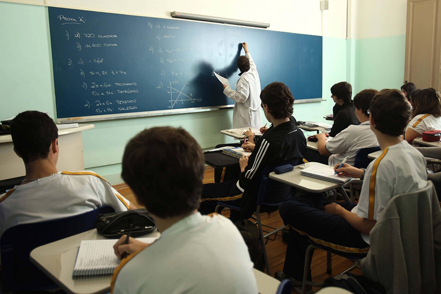 Aulas na rede estadual, municipal e particular s�o suspensas por um m�s