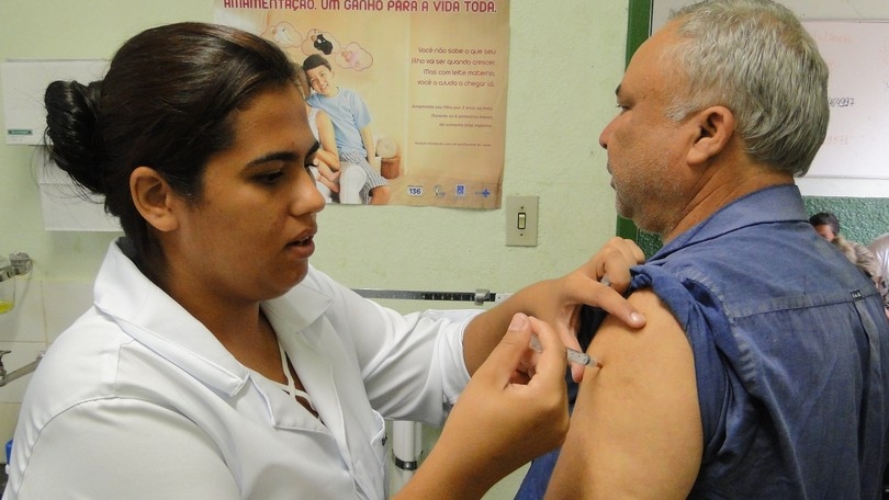 Campanha de vacinao contra a gripe comea para idosos