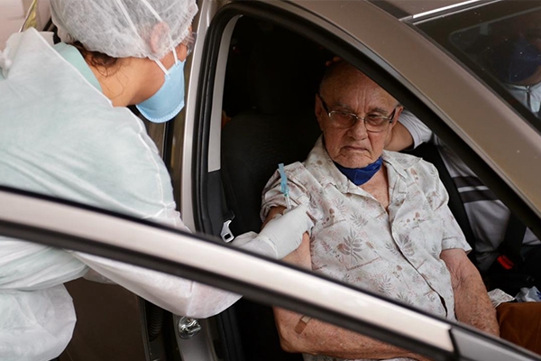 Vacina contra gripe em idosos ser� em sistema de 'drive thru' em Blumenau na sexta e s�bado