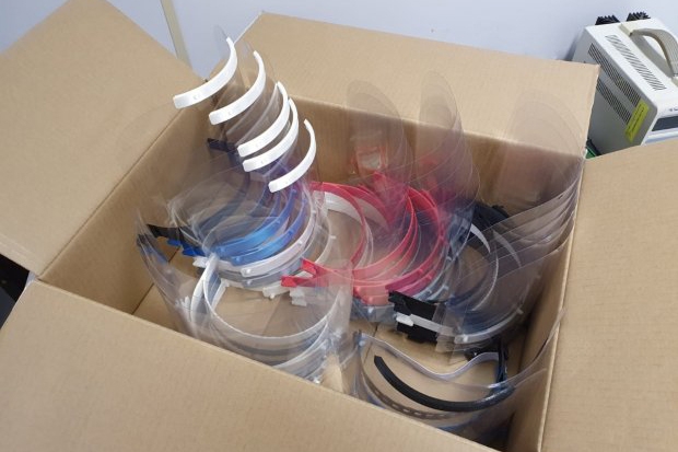 Estudantes e professores catarinenses produzem m�scaras de prote��o com tecnologia 3D