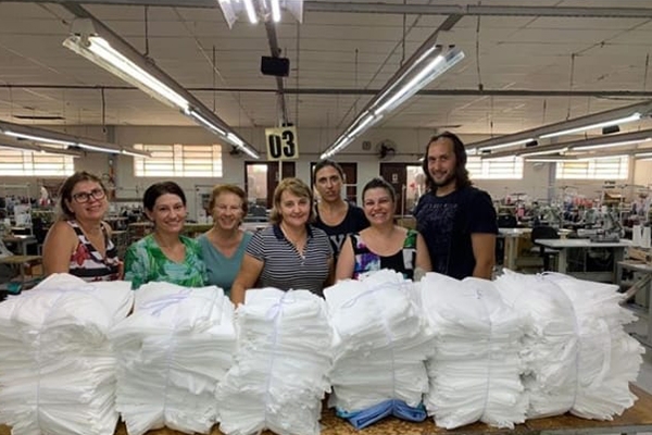 Malhas Isensee doa jalecos descart�veis para hospitais de Blumenau