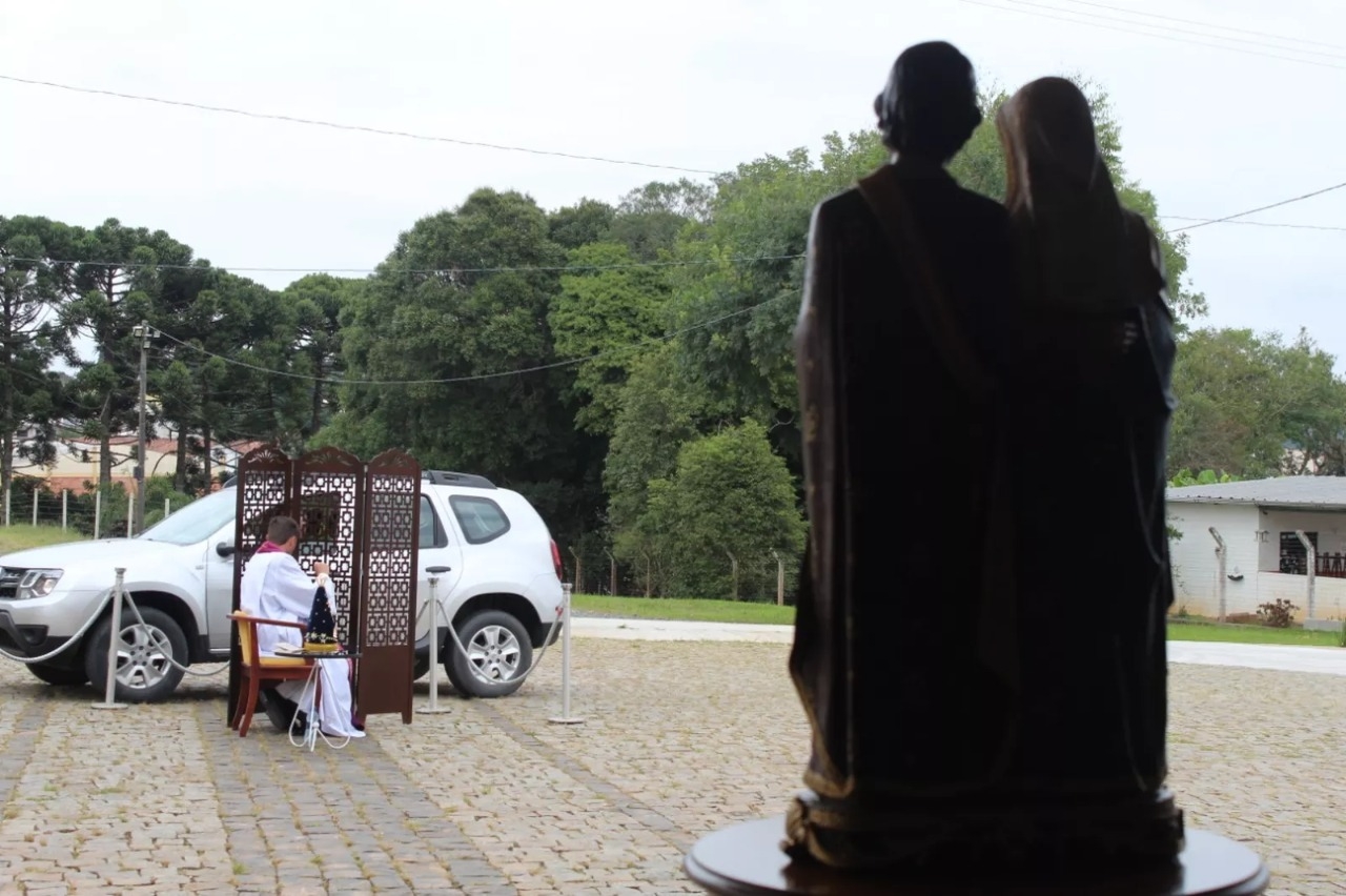 Padre adota 'drive-thru' para confiss�es de fi�is durante quarentena em S�o Francisco do Sul