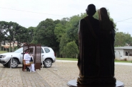 Padre adota 'drive-thru' para confissões de fiéis durante quarentena em São Francisco do Sul