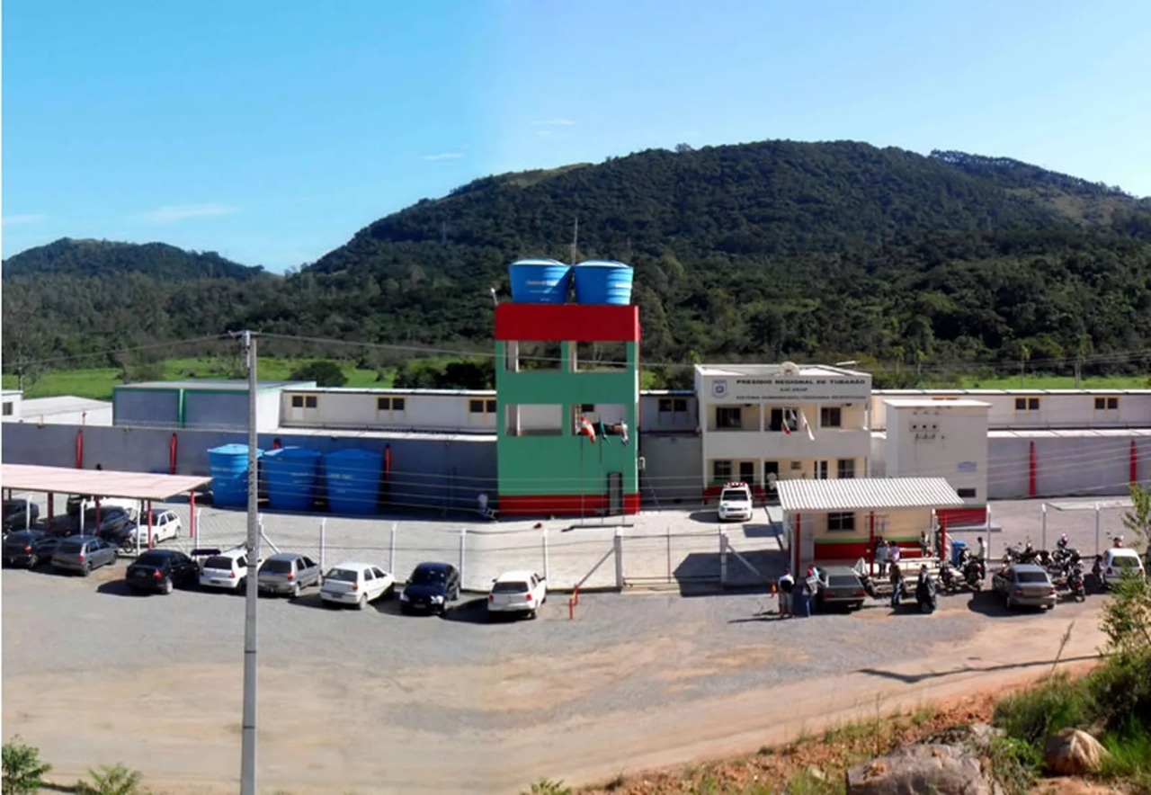 Detentos fogem pelo telhado de penitenciária em Tubarão