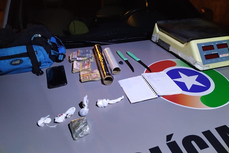PM det�m homem com maconha, coca�na, crack, caderno do tr�fico e dinheiro em Gaspar