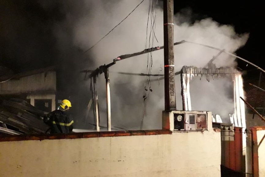 Casa � destru�da por inc�ndio no bairro Figueira